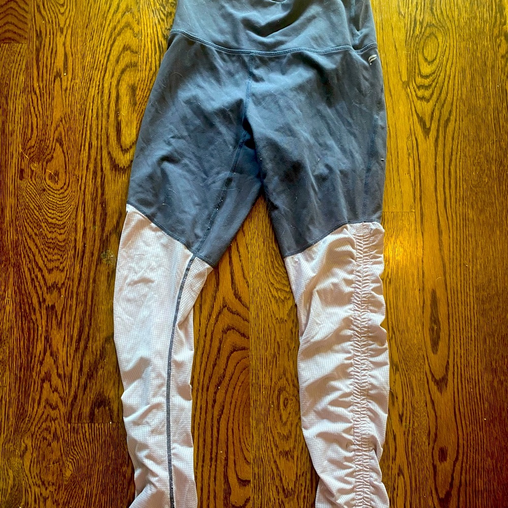Stretchy ruched two colored leggings! Super cute and comfortable to wear